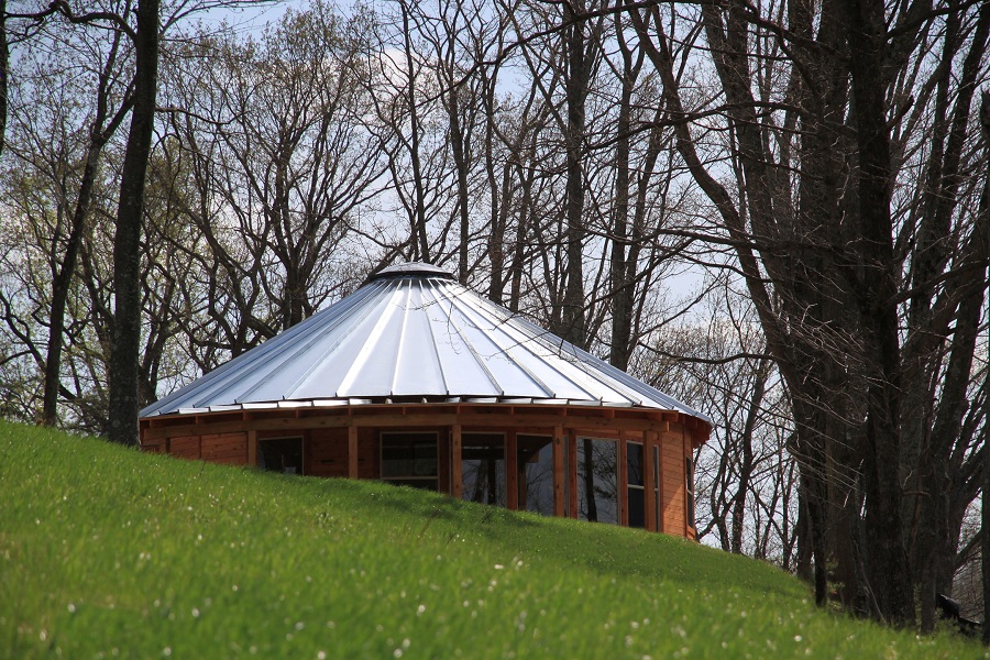 Hill Top Cabin is perched high with great views of the mountains